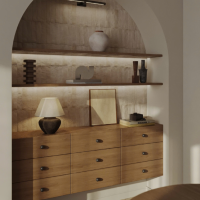 Chi tiết vòm cong âm tường kết hợp kệ gỗ khối trưng bày nghệ thuật trong bản thiết kế phòng khách tối giản ấm áp.