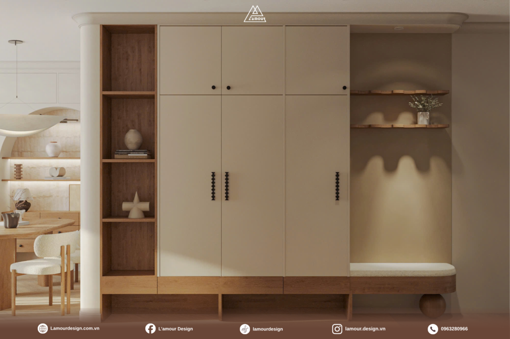 Hệ tủ lưu trữ đa năng kịch trần với bục ngồi tiện lợi trong không gian thiết kế phòng khách tối giản tông beige.