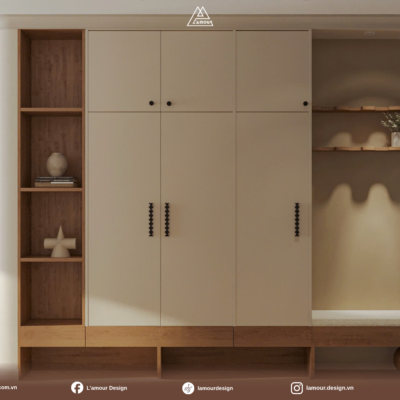 Hệ tủ lưu trữ đa năng kịch trần với bục ngồi tiện lợi trong không gian thiết kế phòng khách tối giản tông beige.
