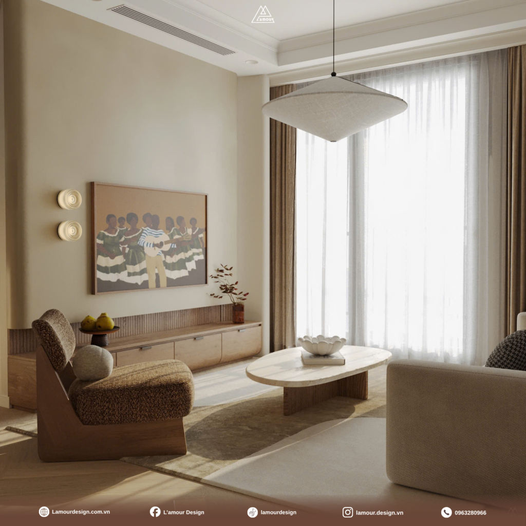 Góc không gian tông màu beige kem dịu mắt trong thiết kế phòng khách tối giản, nơi ánh sáng tự nhiên tràn ngập qua rèm voan và đèn thả trần nghệ thuật lớn tạo hiệu ứng thị giác thư giãn.
