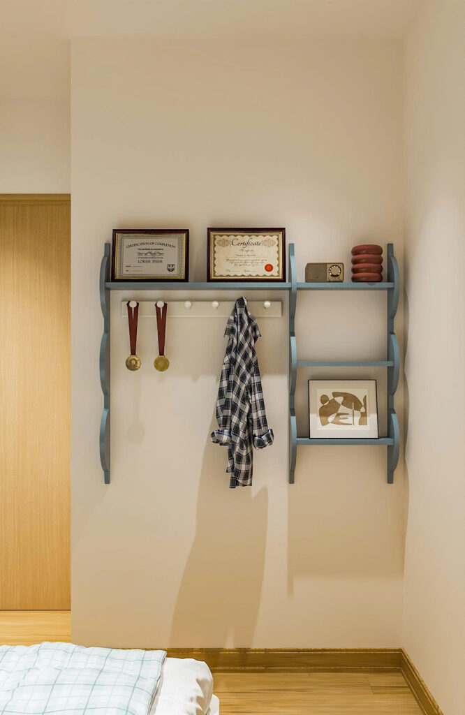 Kệ gỗ treo tường lượn sóng màu xanh Denim trong phòng ngủ bé trai The Fibonan.